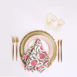 Ready tableware place setting with charger, dinner plate, cutlery, napkin and stemware — available for rental and setup in Dubai.
