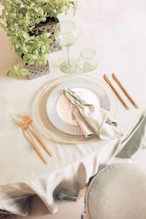 Accent table settings at round table