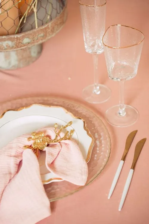 Accent table settings at round table
