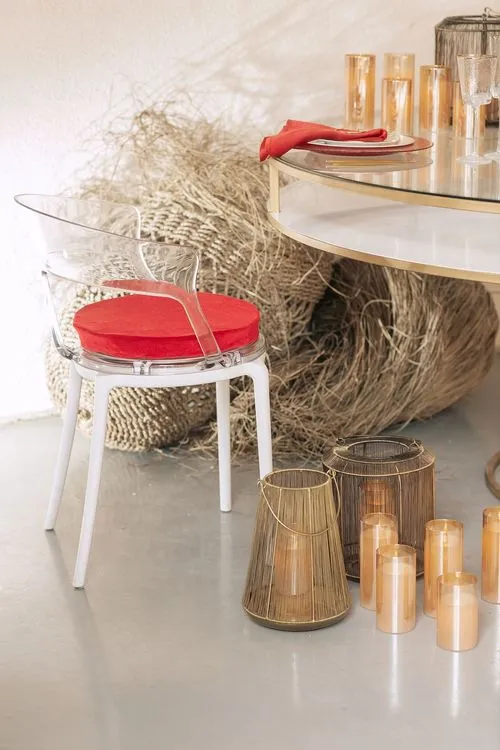 Accent table settings at round table