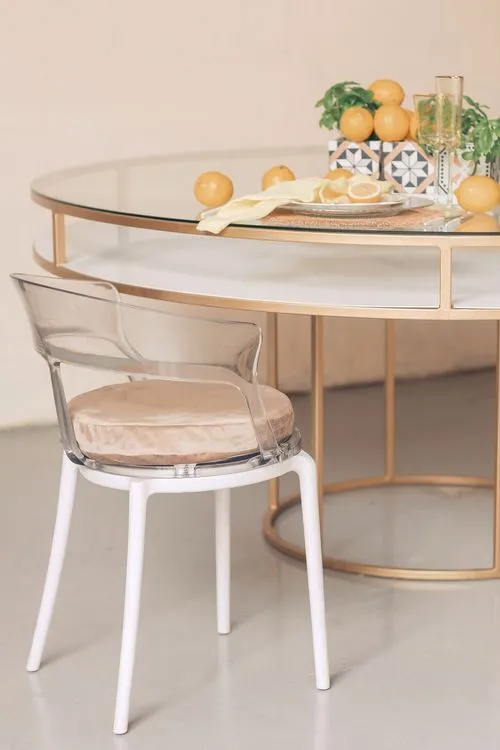 Accent table settings at round table