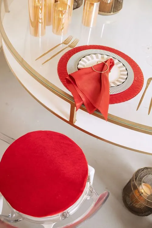 Accent table settings at round table