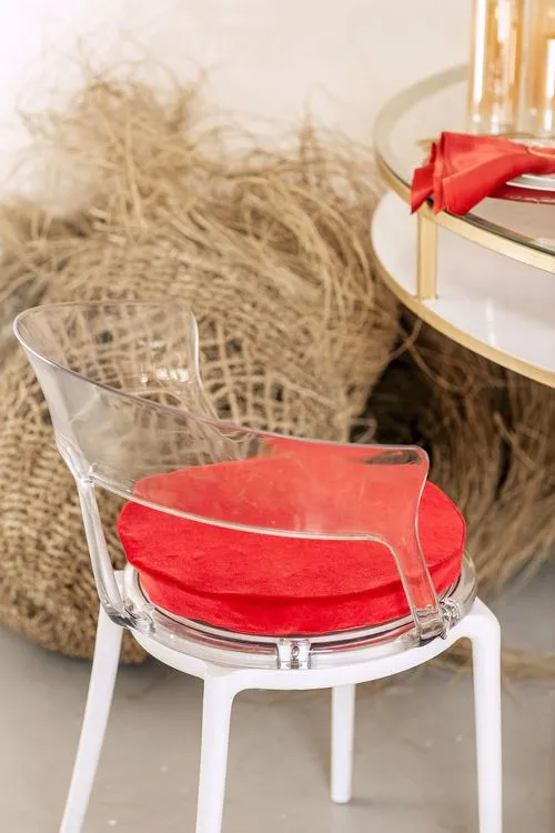 Accent table settings at round table