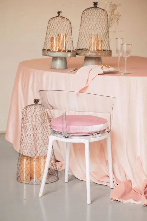 Accent table settings at round table