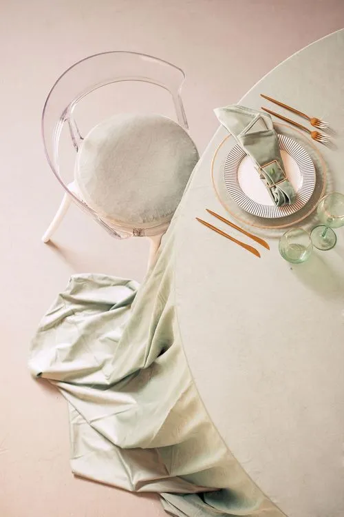 Accent table settings at round table