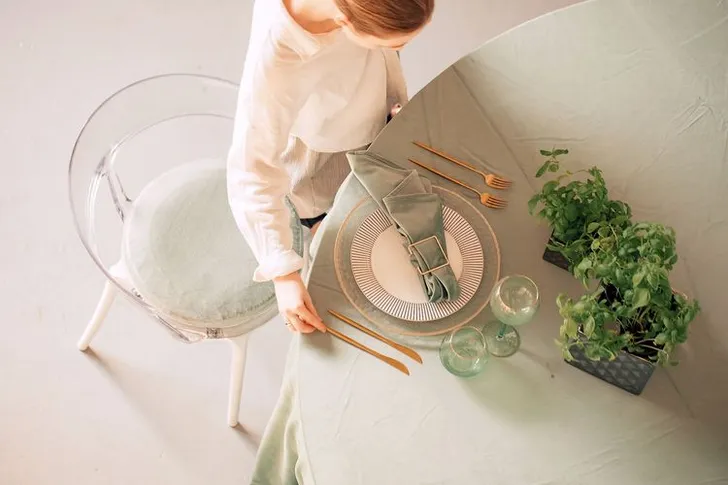 Accent table settings at round table