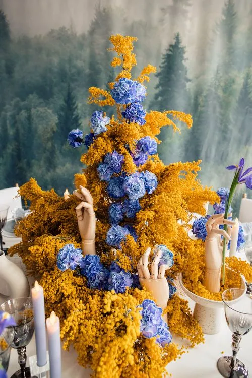 Art-Mood Round Table — Romantic, Yellow Highlights