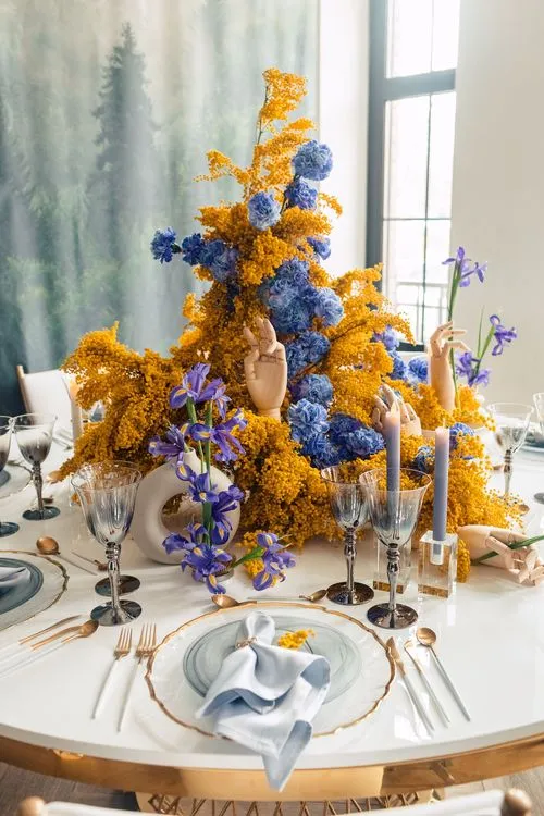 Art-Mood Round Table — Romantic, Yellow Highlights