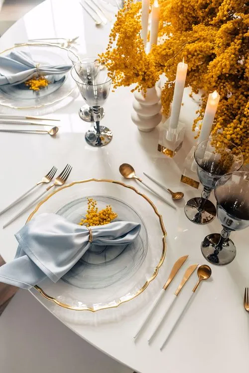 Art-Mood Round Table — Romantic, Yellow Highlights