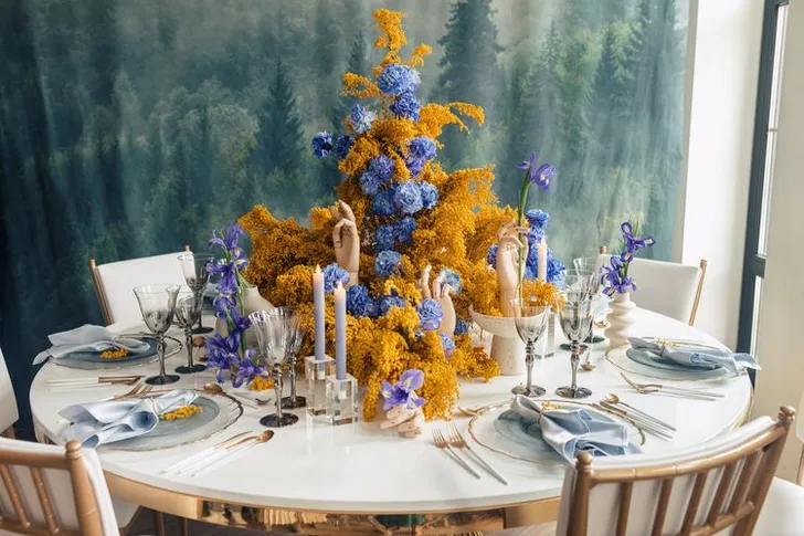 Art-Mood Round Table — Romantic, Yellow Highlights