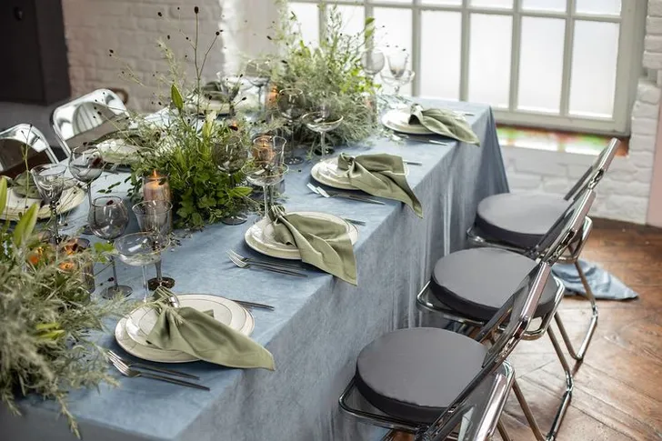 Ash-pistachio table setting at rectangular table