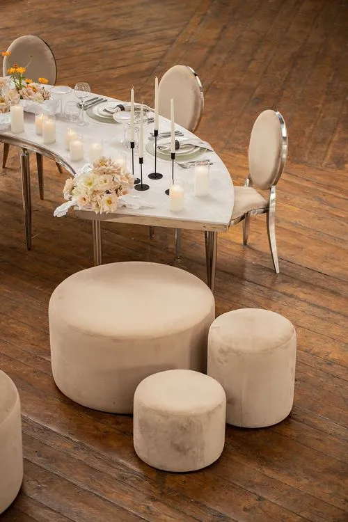 Beige horseshoe table setup