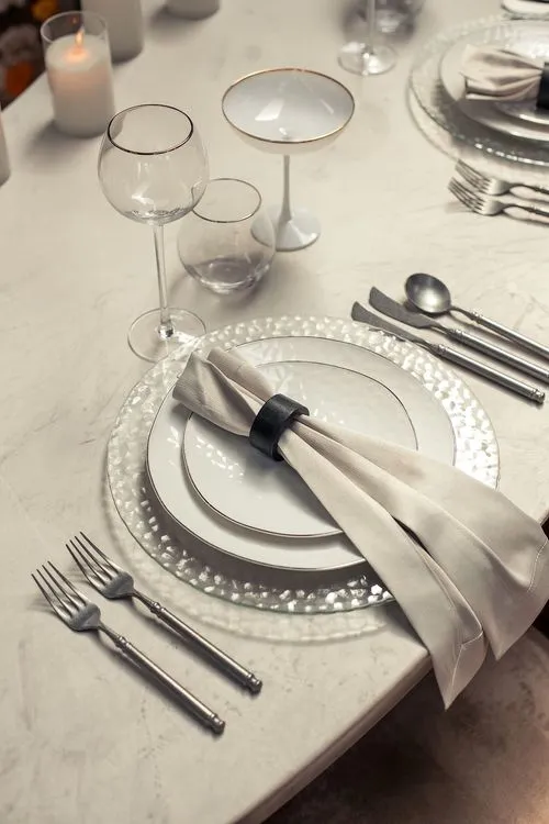 Beige horseshoe table setup