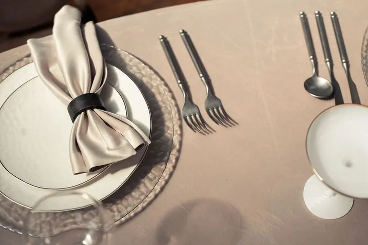 Beige horseshoe table setup