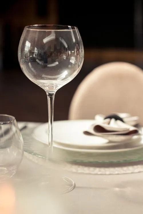 Beige horseshoe table setup