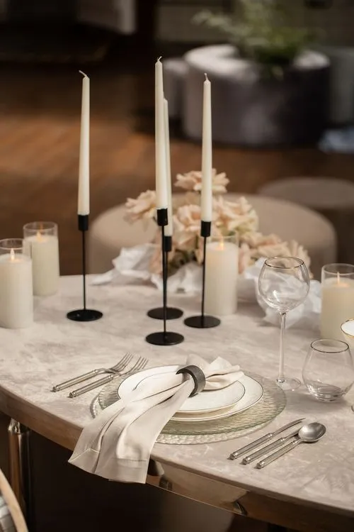 Beige horseshoe table setup