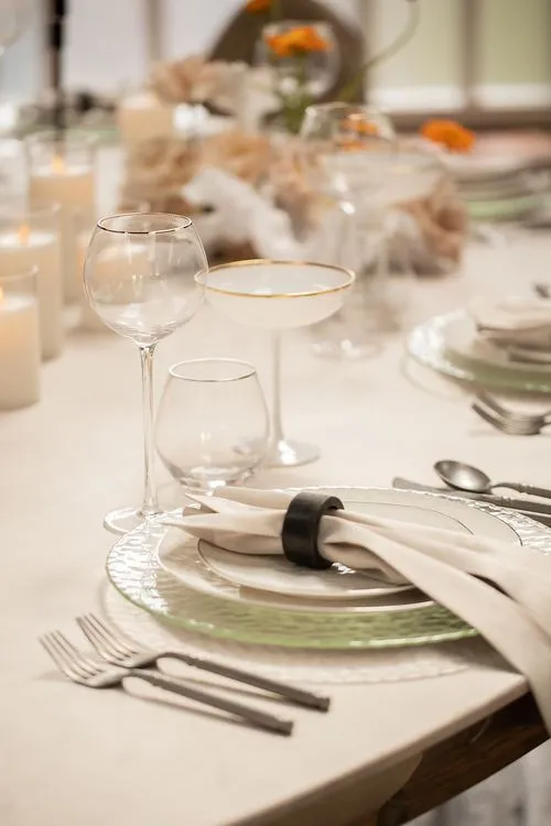 Beige horseshoe table setup