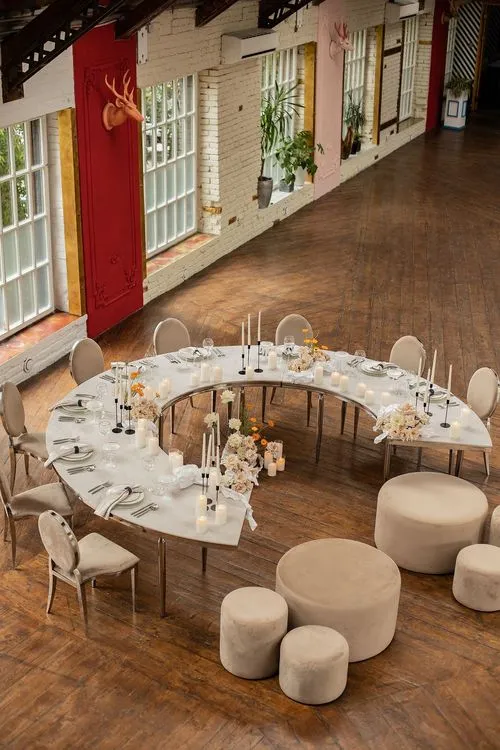 Beige horseshoe table setup