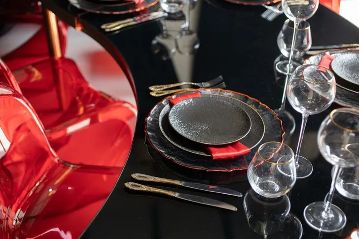 Black-Glass Serpentine, Red Panton, Charger with Red Rim