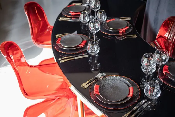Black-Glass Serpentine, Red Panton, Charger with Red Rim