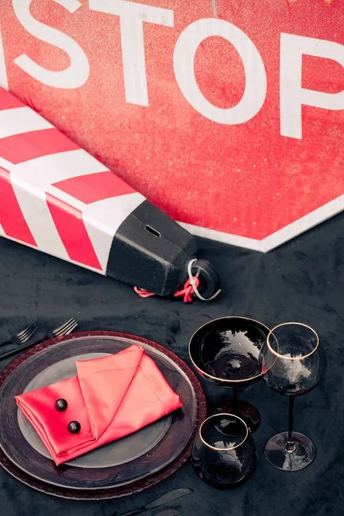Black-red table setting Stop