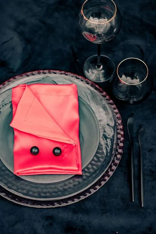 Black-red table setting Stop