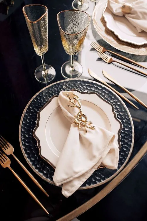 Black-white table setting with gold at round table