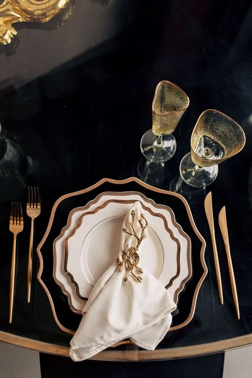 Black-white table setting with gold at round table