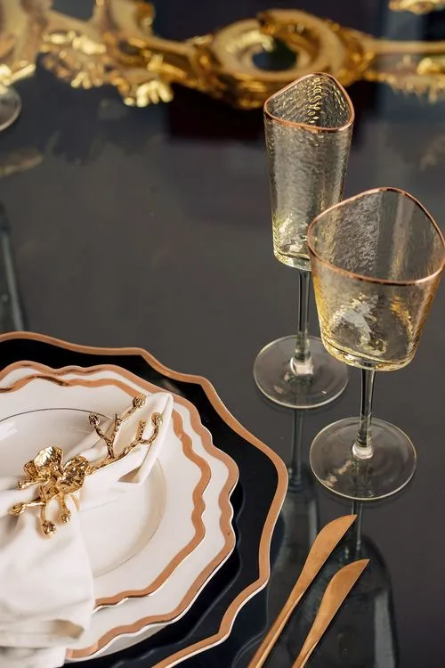 Black-white table setting with gold at round table