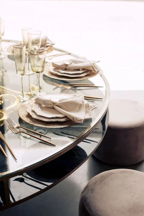 Black-white table setting with gold at round table