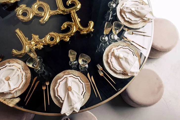 Black-white table setting with gold at round table