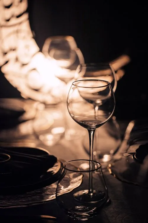 Black-white Iftar tablescape