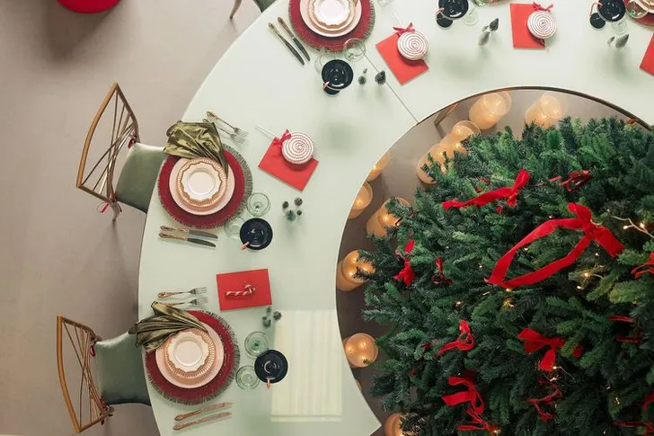 Candy Cane Charm — Horseshoe Christmas Table