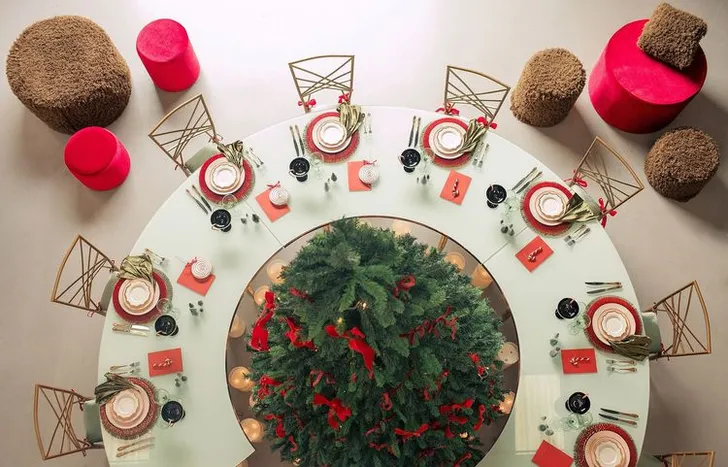 Candy Cane Charm — Horseshoe Christmas Table