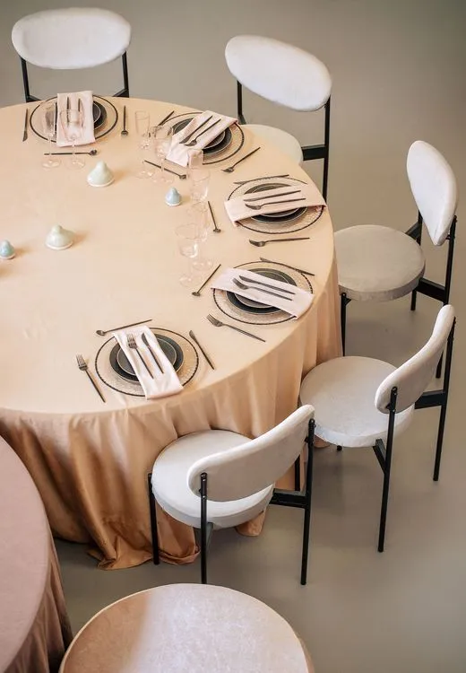 Caterpillar Chain of Round Tables