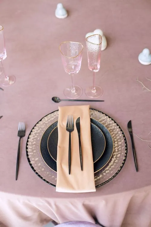 Caterpillar Chain of Round Tables