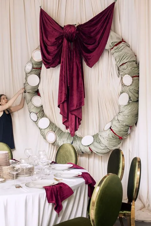 Creative New Year — Round Table with Plate Wreath