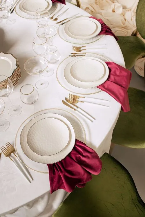 Creative New Year — Round Table with Plate Wreath