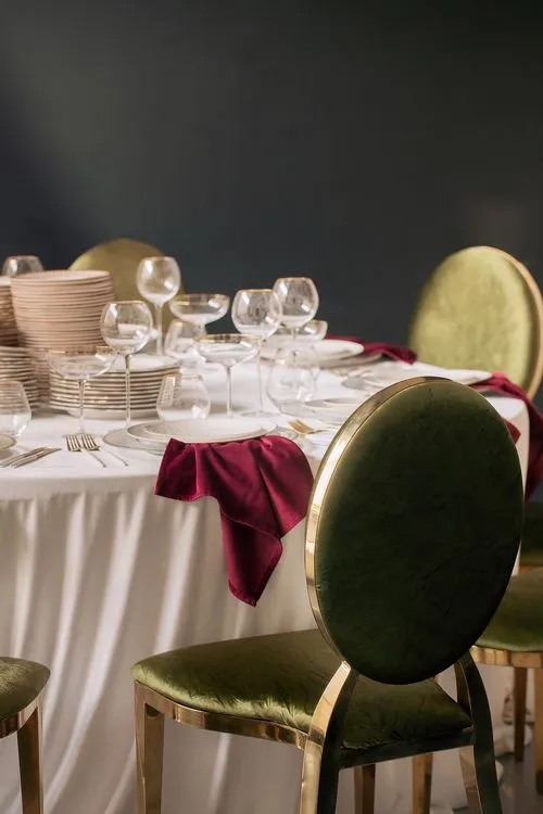 Creative New Year — Round Table with Plate Wreath