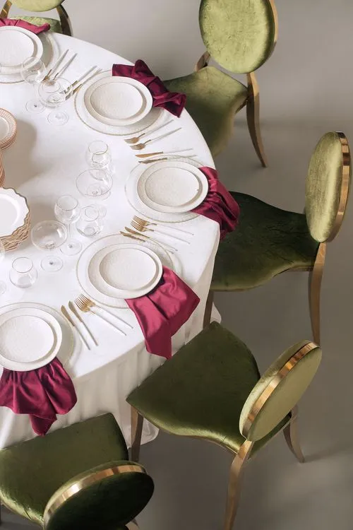 Creative New Year — Round Table with Plate Wreath