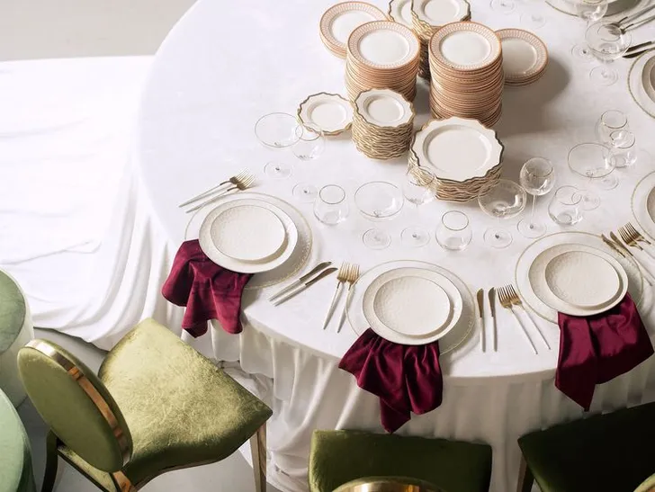 Creative New Year — Round Table with Plate Wreath