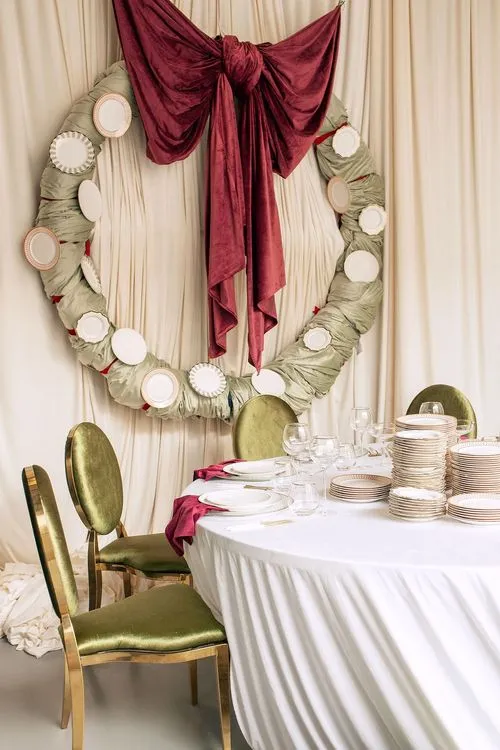 Creative New Year — Round Table with Plate Wreath