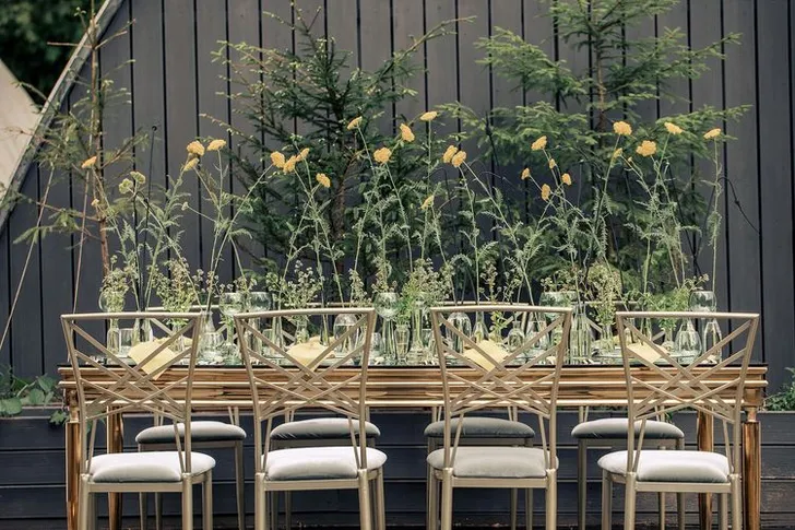 Field table setting at mirror rectangular table