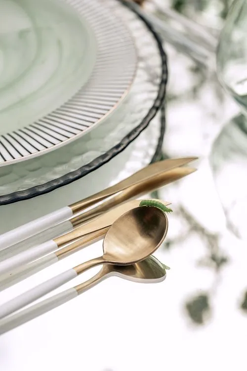 Field table setting at mirror rectangular table