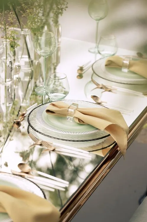 Field table setting at mirror rectangular table