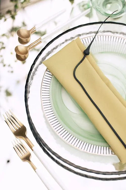Field table setting at mirror rectangular table