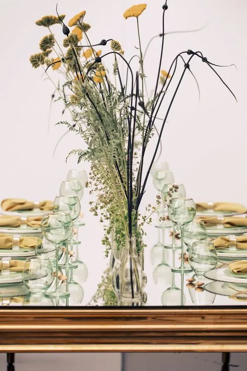 Field table setting at mirror rectangular table