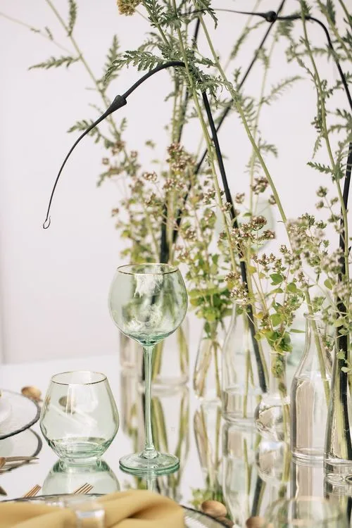 Field table setting at mirror rectangular table