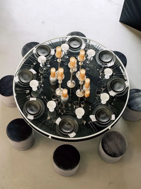 Glass round table velvet poufs