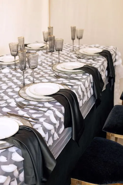 Graphic table setting at wave table